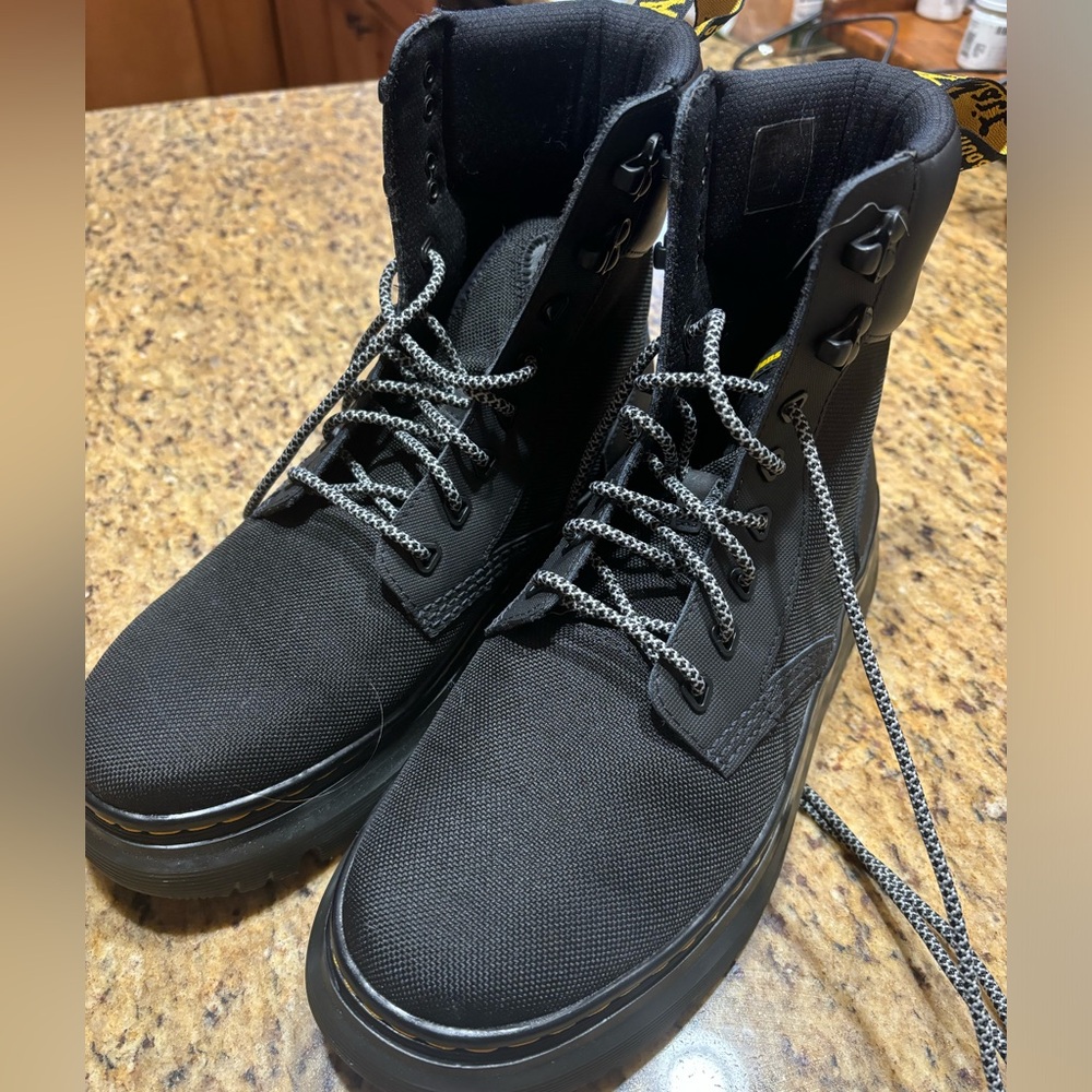Dr Martens Air Wair size 9 like new. Worn only once.